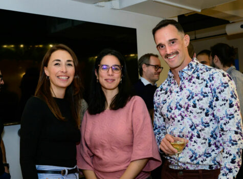 Notre directrice de la gestion des talents, notre gestionnaire de l’intégration des systèmes, ainsi que notre gestionnaire de projet, célèbrent ensemble l’ouverture de nos nouveaux bureaux.