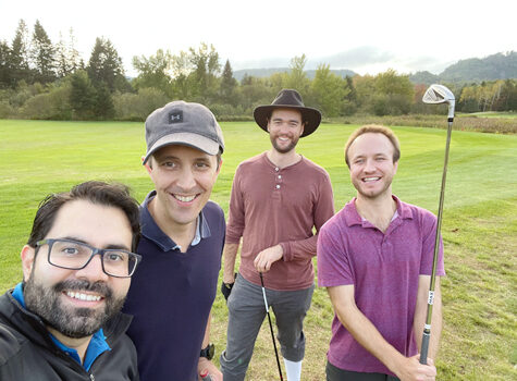 Quatre employés jouent au golf à Mont-Tremblant.